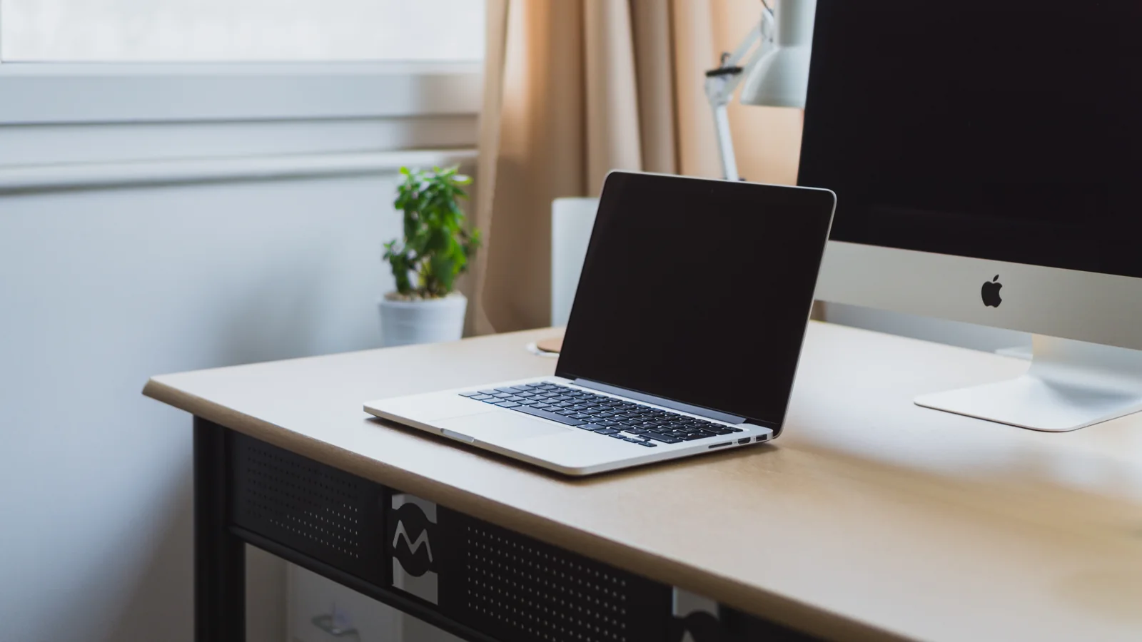 Aufgeräumter Arbeitsplatz mit Laptop – symbolische Illustration für Workflow-Automatisierung und strukturierte Abläufe im Beratungskontext.